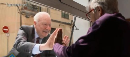 La bonita historia de Xavier y Carmen que pese al Alzheimer y la pandemia siguen vi&eacute;ndose a trav&eacute;s de la ventana. (Instagram @elhormiguero)