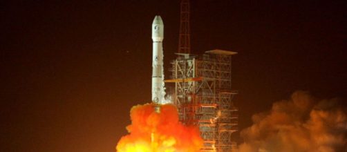 Un cohete explota en una bola de fuego cerca de un pueblo despu&eacute;s de poner dos sat&eacute;lites en &oacute;rbita (Flickr.com)