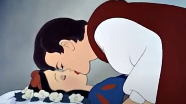 Due giornaliste statunitense hanno posto un quesito sul bacio che il principe d&agrave; a Biancaneve.