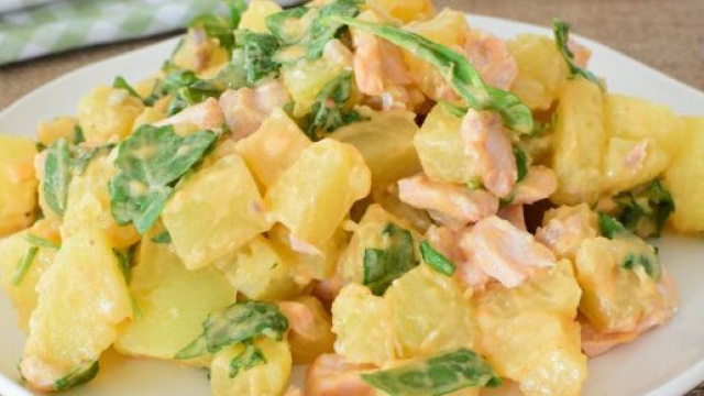 Insalata di patate con salmone e zucchine.