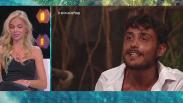 Isola, l'ex naufraga Gucci ironizza su Awed: '&Egrave; un broccolone, &egrave; andato dietro a tutte'.