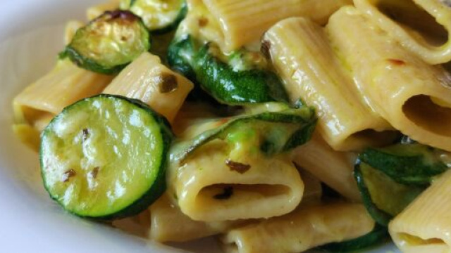 Pasta con le zucchine insaporite al finocchietto.