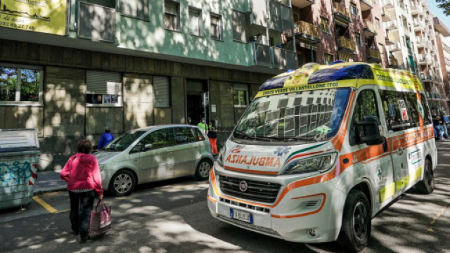 Torino, guardia giurata aspetta l'ex moglie sul pianerottolo e la uccide.