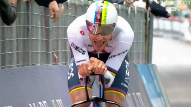 Filippo Ganna al'arrivo della cronometro di Torino del Giro d'italia 2021