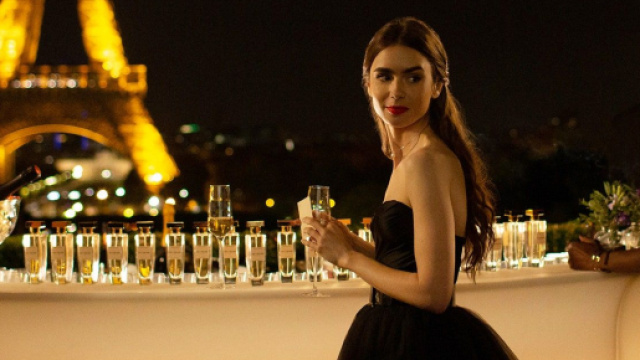 La bellissima Emily nella sua Parigi. (Emily in Paris).