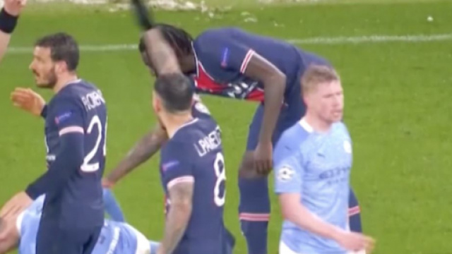 Marco Verratti insult&eacute; par l'arbitre de la rencontre entre le PSG et Manchester City. (capture match RMC Sport)