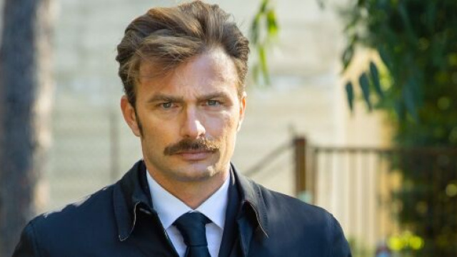 Simon Grechi &egrave; Pietro Abbate in Un posto al sole, un personaggio che cova un profondo odio verso Ferri.