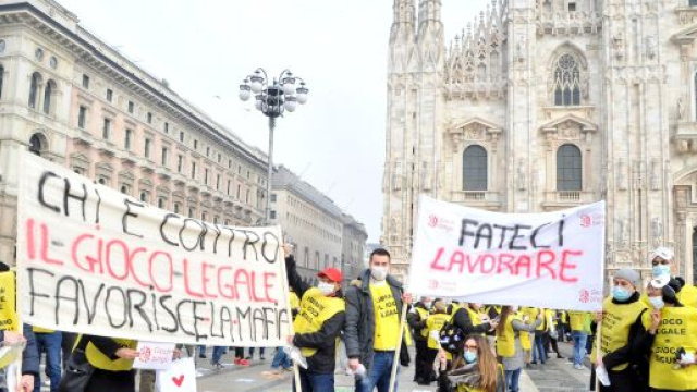 Una recente manifestazione del settore del Gioco in piazza Duomo a Milano.