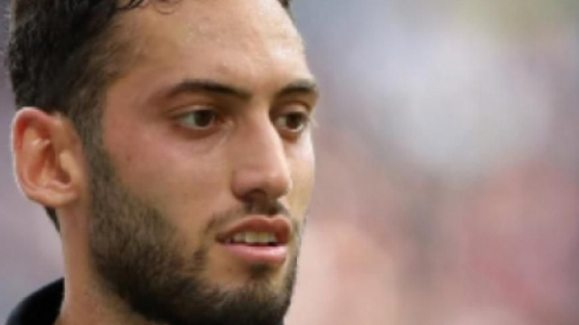 Hakan Calhanoglu, centrocampista in scadenza con il Milan.