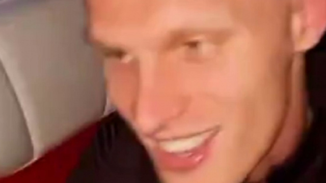 Mitchel Bakker euphorique dans le bus des Pays-Bas (Credit : Instagram de Justin Kluivert - capture)