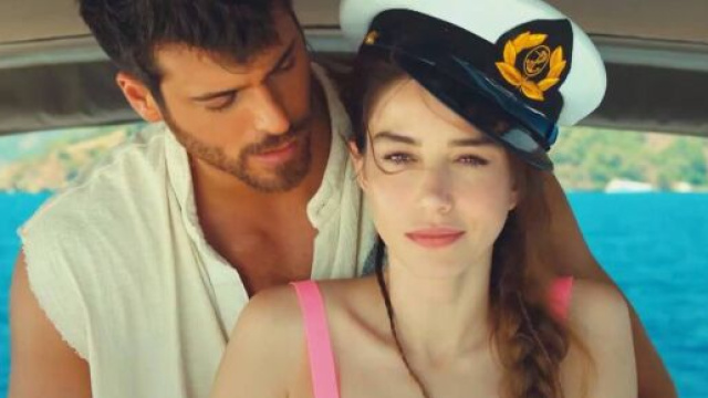 Mr Wrong, puntate dal 7 all'11 giugno: gita in yacht con imprevisti per &Ouml;zg&uuml;r (Can Yaman) ed Ezgi (&Ouml;zge G&uuml;rel).