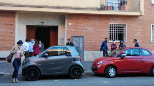 Roma, accoltella il padre e tenta di suicidarsi: fermato 18enne | fanpage.it