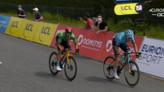 Sonny Colbrelli supera Aranburu nella terza tappa del Giro del Delfinato.
