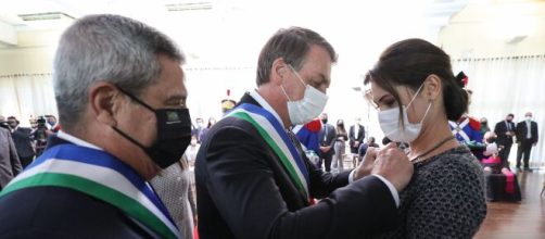 Jair Bolsonaro condecora a pr&oacute;pria esposa, Michelle (Marcos Corr&ecirc;a/PR)