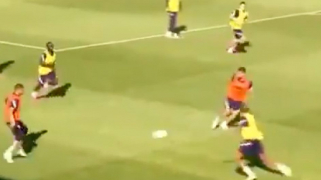 Mbapp&eacute; et Giroud en feu pendant l'entra&icirc;nement des Bleus. (capture image FFF)