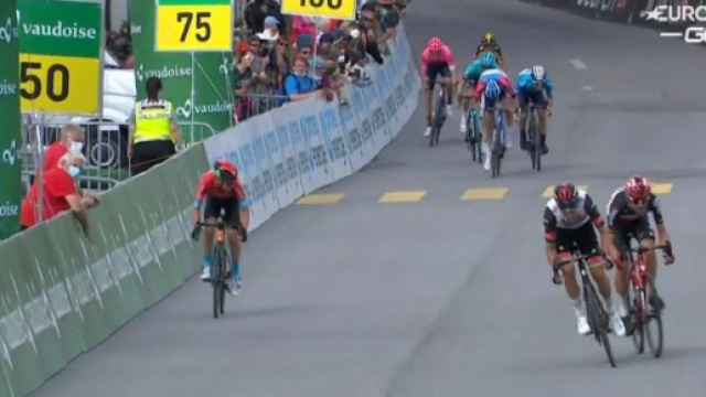 La volata contestata tra Rui Costa e Kron.