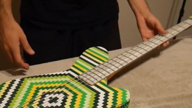 Basso elettrico costruito con i mattoncini Lego: il lavoro dell'artigiano Burls Art.