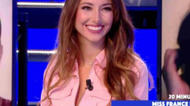 La chroniqueuse Delphine Wespiser sur le plateau de TPMP - Source : capture d'&eacute;cran C8