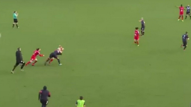 Les deux joueuses en sont venues aux mains en plein match - Source Facebook @PiedsCarresFem