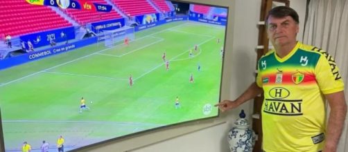 Bolsonaro publica foto vendo jogo da Copa Am&eacute;rica e aponta para logo do SBT (Reprodu&ccedil;&atilde;o/Redes sociais)