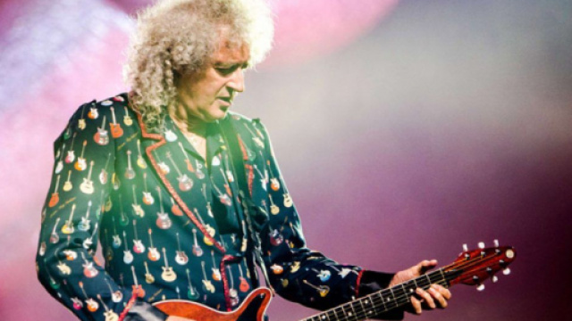 Brian May spiega perch&eacute; usa una moneta al posto del plettro.