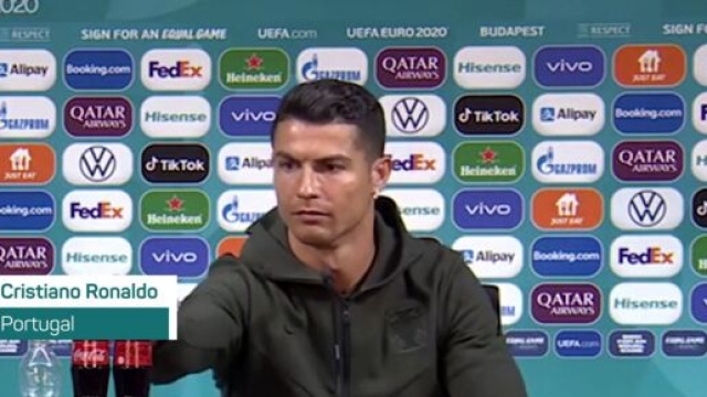 En conf&eacute;rence de presse, Cristiano Ronaldo n&rsquo;a pas aim&eacute; voir les bouteilles Coca-Cola (Credit : Euro 2020 et capture Youtube)