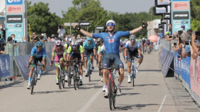 La vittoria di Elia Viviani nella prima tappa della Adriatica Ionica Race.