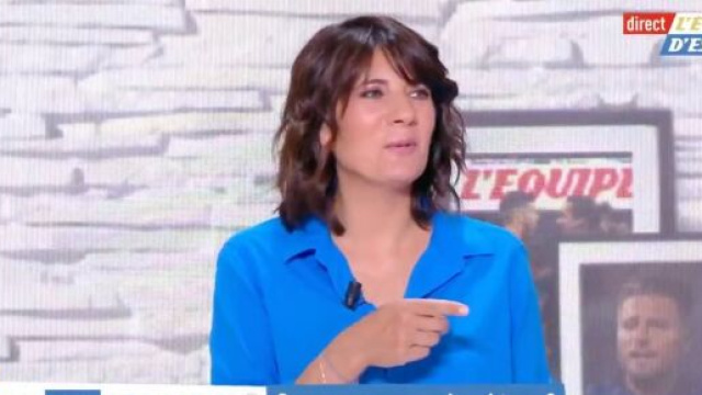Estelle Denis en fou rire en voyant le style de Raymond Domenech. (photo capture d'&eacute;cran video)