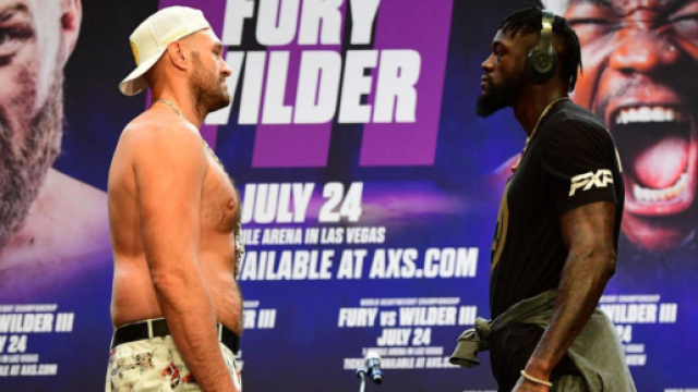 Tyson Fury e Deontay Wilder nell'interminabile face off.