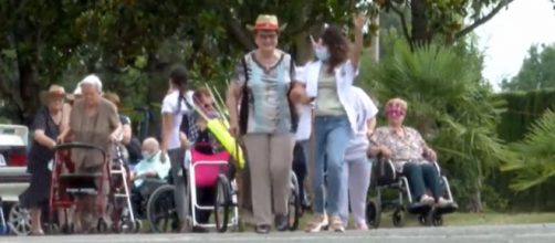 La 'Gran Edad' disfruta del 'Primabuela Sound'. (Captura Telecinco)