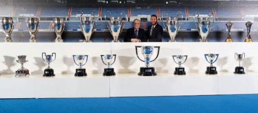 Sergio Ramos junto a Florentino P&eacute;rez en su despedida (Twitter: @realmadrid)