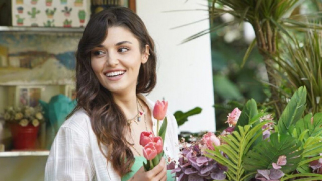 5 curiosit&agrave; su Hande Er&ccedil;el: l'attrice &egrave; stata Miss Turchia.