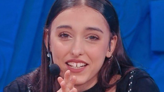 Amici, Giulia Stabile criticata da fan per nuovo progetto in tv: 'Si &egrave; ridotta a fare gavettoni'.
