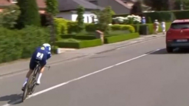 Un'auto davanti ad Evenepoel durante i Campionati nazionali a cronometro