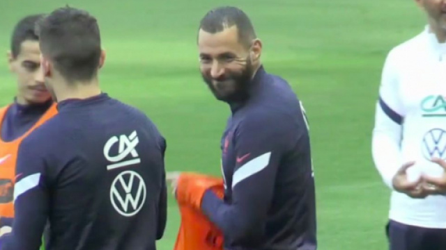 Karim Benzema mis &agrave; la m&ecirc;me table que Giroud - Photo capture d'&eacute;cran vid&eacute;o RMC