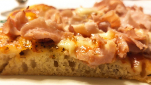 Pizza fatta in casa: soffice, croccante e leggera.