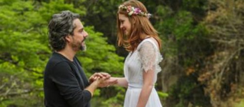 Comendador e Isis se casam em 'Imp&eacute;rio'. (Reprodu&ccedil;&atilde;o/TV Globo)