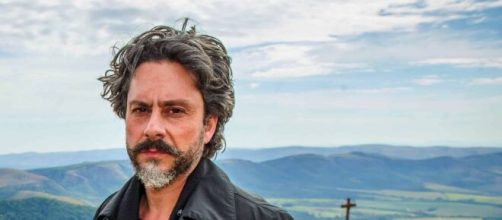 Jos&eacute; Alfredo teme nunca mais retornar ao Monte em 'Imp&eacute;rio'. (Reprodu&ccedil;&atilde;o/TV Globo)