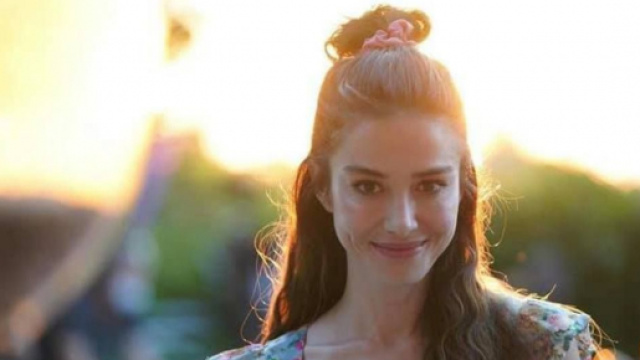 5 curiosit&agrave; su &Ouml;zge G&uuml;rel: l'attrice &egrave; appassionata di yoga.