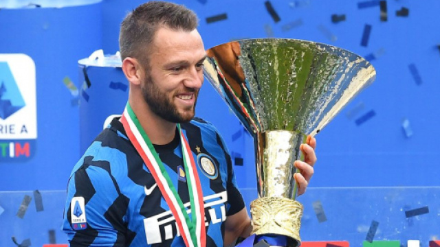 Inter, il Tottenham pensa a De Vrij.