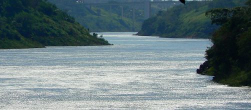Outrora imponente e cheio, Rio Paran&aacute; sofre com a seca prolongada por falta de chuvas (Marcio Ramalho/Flickr)