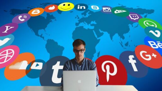 Cercasi social media manager a tempo indeterminato.