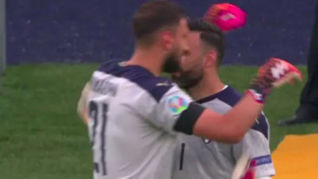 Le remplacement entre Donarruma et Sirigu fait le buzz - Photo capture d'&eacute;cran vid&eacute;o Twitter