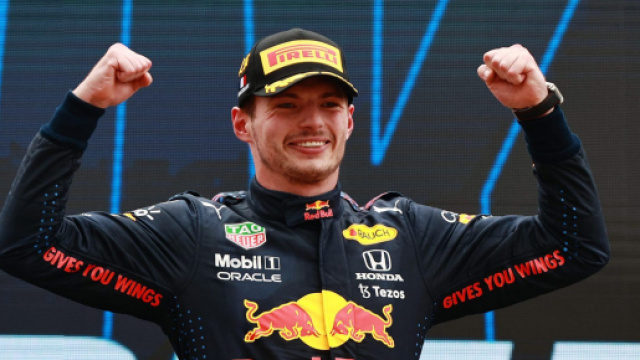 Max Verstappen festeggia la vittoria in Francia con la Red Bull.