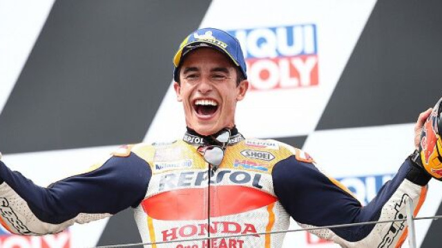 Un raggiante Marc M&agrave;rquez celebra il ritorno sul gradino pi&ugrave; alto del podio