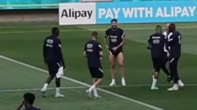 Le bel &eacute;change entre Giroud et Benzema - Photo capture d'&eacute;cran vid&eacute;o YouTube