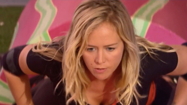 La chroniqueuse de TPMP &Eacute;nora Malagr&eacute; qui participe &agrave; Fort Boyard. Source : capture d&rsquo;&eacute;cran France 2