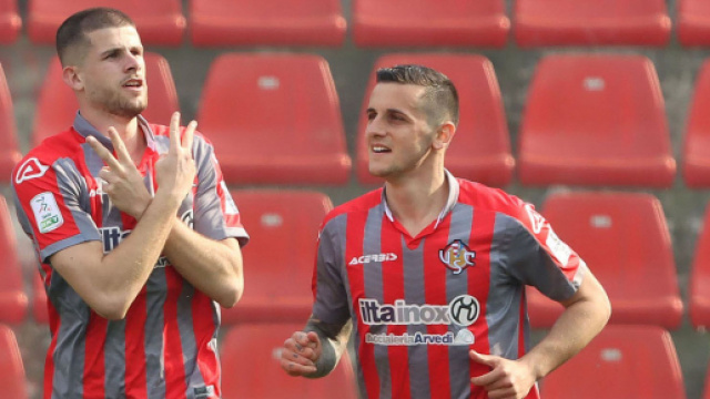 Crotone, Valeri nome per gli squali.