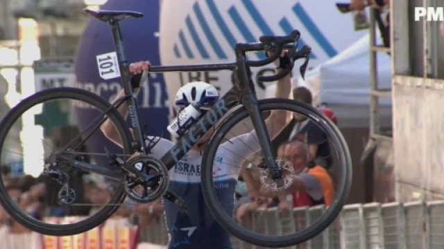L'arrivo trionfale di Ben Hermans al Giro dell'Appennino.