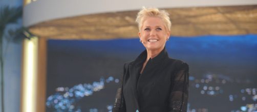 Xuxa Meneghel assina documento (Arquivo Blasting News)